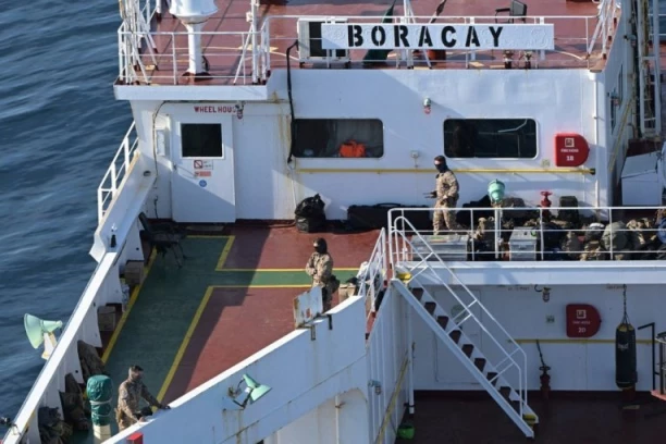 OPASAN EKCES U VODAMA ATLANTIKA: Francuska vojska zauzela ruski brod - povezan sa incidentima u Evropi (VIDEO)