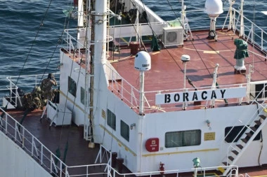 SADA VEĆ RIZIKUJU ŽIVOTE! Aktivisti ponovo krenuli flotilom za Gazu, brodovi na nišanu izraelske vojske! DRAMA NA VRHUNCU