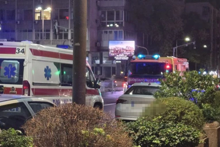POGREBNO VOZILO ISPRED ZGRADE U KOSOVSKOJ! Preminuo muškarac povređen u stravičnoj eksploziji u stanu u centru Beograda!