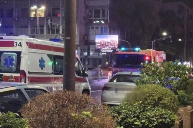 POGREBNO VOZILO ISPRED ZGRADE U KOSOVSKOJ! Preminuo muškarac povređen u stravičnoj eksploziji u stanu u centru Beograda!