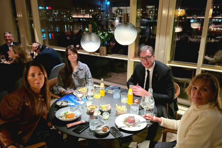 "DANSKA, ZEMLJA ČUDA! Vučić u Kopenhagenu sa saradnicama na večeri! VOJNIK IZ KRALJEVSKOG PROTOKOLA - SRBIN! (FOTO)