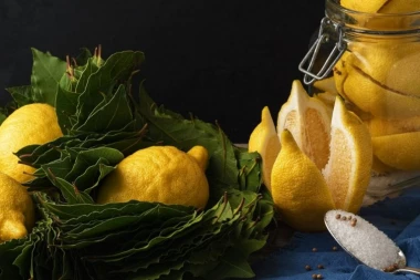 U pola LIMUNA zabodite dva lista LOVORA i stavite u dnevnu sobu: Evo šta će se desiti posle samo 3 minuta!