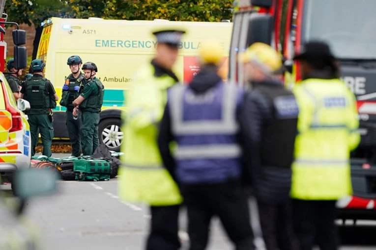 PUCNJAVA U SINAGOGI! Iz krova se širi gust dim, građani dobili jezivo upozorenje! (VIDEO)