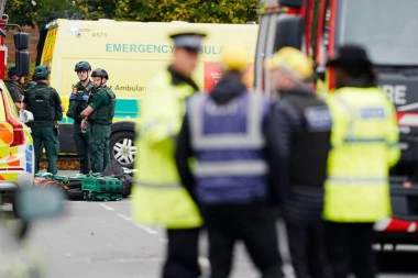 PUCNJAVA U SINAGOGI! Iz krova se širi gust dim, građani dobili jezivo upozorenje! (VIDEO)