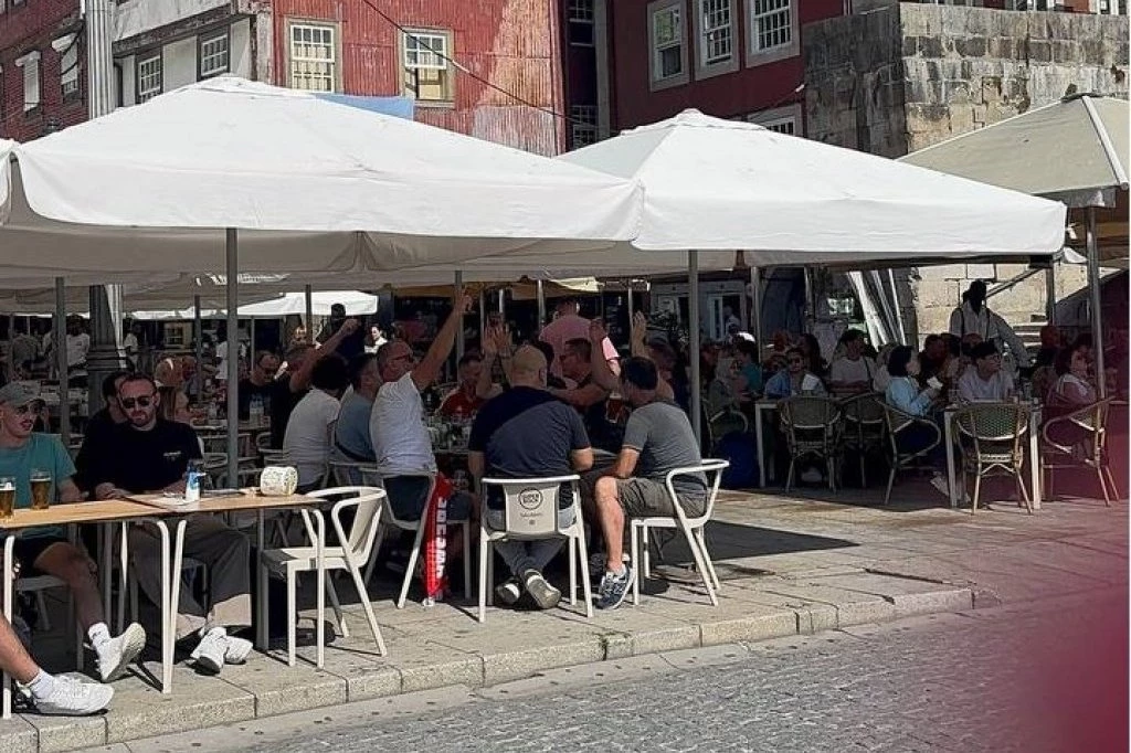 PESMA DELIJA ODZVANJA PORTOM: Tu je i pevač da udara ritam (FOTO, VIDEO)