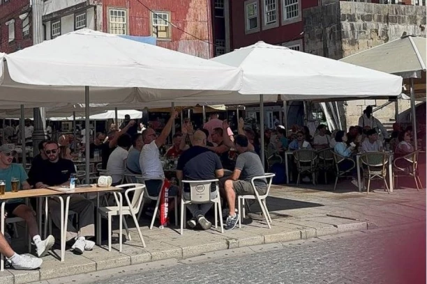 PESMA DELIJA ODZVANJA PORTOM: Tu je i pevač da udara ritam (FOTO, VIDEO)