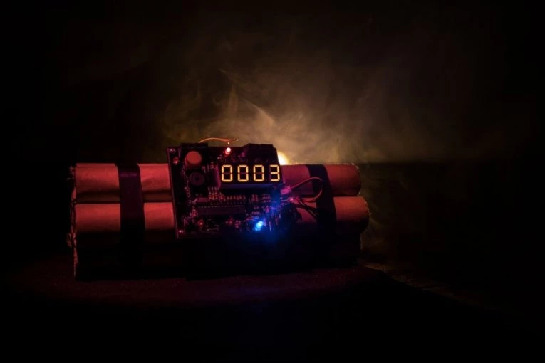 SAZNAJEMO! Bačena bomba na kuću u Resniku!