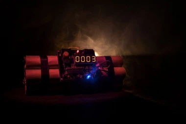 SAZNAJEMO! Bačena bomba na kuću u Resniku!