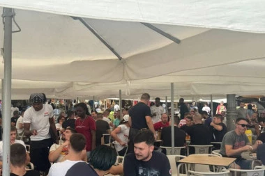 DELIJE PREPLAVILE PORTO: Navijači Zvezde u sjajnoj atmosferi pred meč! (VIDEO)