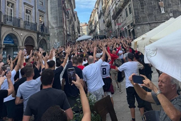 KRENUO KORTEO ZVEZDINIH NAVIJAČA U PORTU: Crveno-beli će imati ogromnu podršku! (VIDEO)