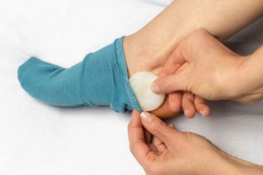 Prespavala je sa CRNIM LUKOM u čarapama: Ujutru nije mogla da veruje očima, ovaj TRIK Kinezi koriste 1.000 godina