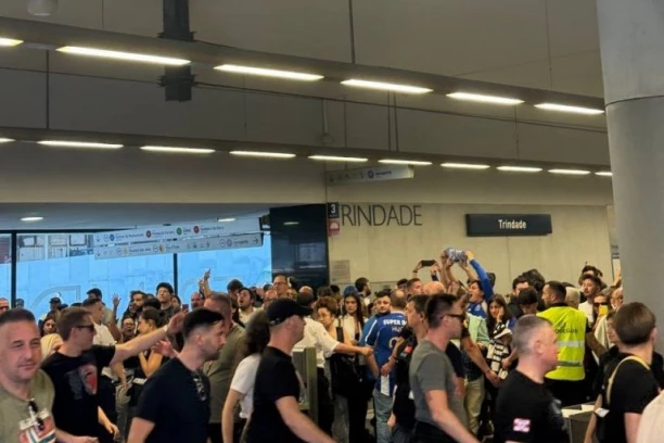 NAVIJAČ PORTA PROVOCIRAO DELIJE, PA DOBIO BRUTALAN ODGOVOR: Pristalice crveno-belih mu nisu ostale dužne! (VIDEO)