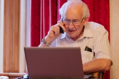 PREVARANTI VREBAJU PENZIONERE NA SVAKOM KORAKU! Sve počne jednim telefonskim pozivom, a posle OSTANU SAMO DUGOVI