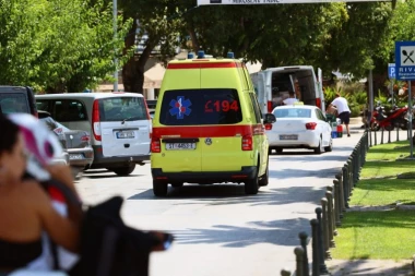 ŽENU PREGAZIO KOMBI U CENTRU GRADA! Ostala pod vozilom, izvlačili je vatrogasci!