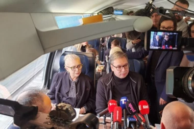 TUŽNA PRIČA, SAMO JOŠ FALI DA KAŽU DA BI JAHALI POPOVE! Vučić za Republiku o napadima blokadera na Crkvu!