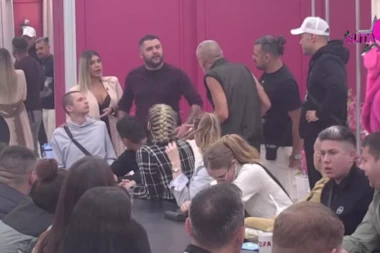 TOTALNI KARAMBOL UŽIVO NA PINKU - HITNO PREKINUT PROGRAM! Ukućani opkolili sina Site Ahmić, Nerio doživeo napad!