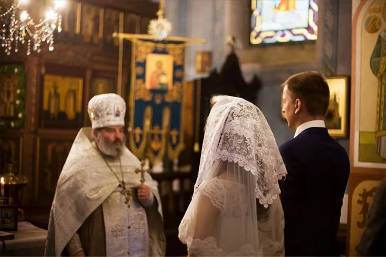 U VEZI SAM S DEČKOM KOJI MI JE ROD, DA LI MOGU DA SE UDAM ZA NJEGA? Odgovor sveštenika ovoj vernici iz Srbije će vas iznenaditi