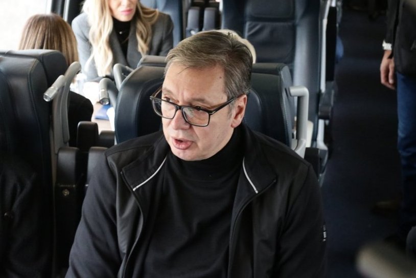 OVO JE TAJNA VUČIĆEVE SVEŠČICE! Predsednik otkrio šta sve piše u njoj!