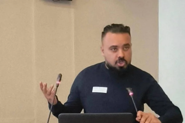 KRITIKE I PODSMEVANJA NE MOGU DA ME ZAUSTAVE! Nekada popularni voditelj u Srbiji, a sada direktor škole: Verujem da ću doprineti napretku svoje zemlje!