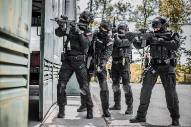 NOVO HAPŠENJE ZBOG KORUPCIJE!  Radnik banke stavio u džep skoro 750.000 evra: Izdavanjem fiktivnih naloga uzeo i preko 12.000 dolara