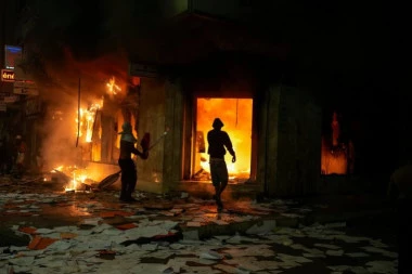 MASOVNI PROTESTI ŠIROM ZEMLJE: Ima mrtvih u sukobu demonstranata i policije - Vlada nudi dijalog! (VIDEO)