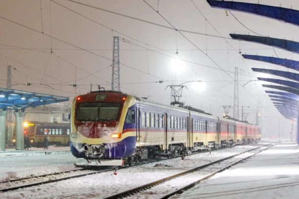 PUTNICI VOZA ZAROBLJENI 12 SATI U KNINU! Na prugu pala stabla, totalni kolaps!