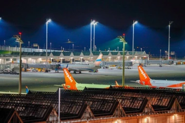 UZBUNA NA AERODROMU! Primećeno pet dronova, obustavljeni svi letovi