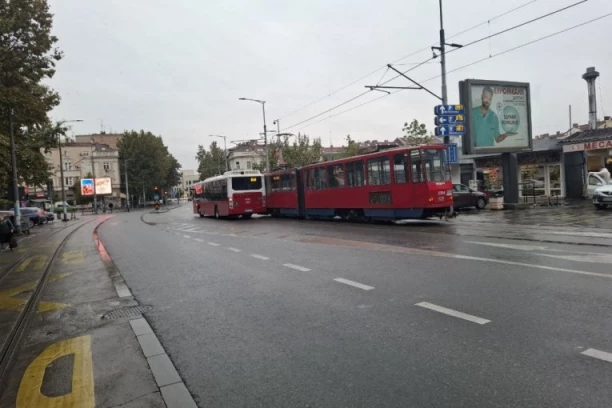 POKVAREN TRAMVAJ NA NOVOM BEOGRADU! Polako se gomilaju vozila u Jurija Gagarina!
