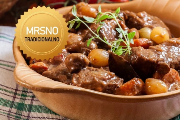 OHRIDSKI ČOMLEK – NEODOLJIVI SPOJ MESA, LUKA I VINA: Starinsko jelo koje osvaja sva čula