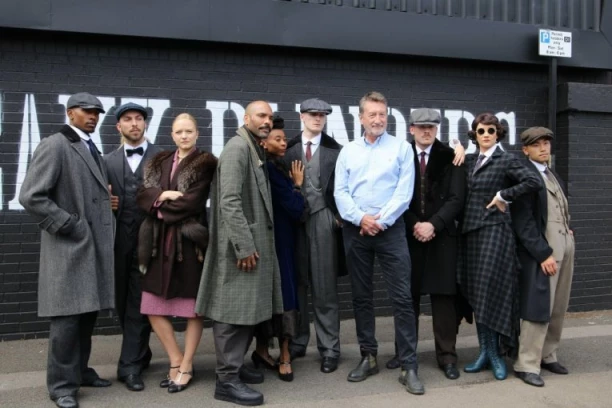 "PEAKY BLINDERS" SE VRAĆAJU NA VELIKA VRATA! Evo da li je Kilijan Marfi u novoj sezoni!