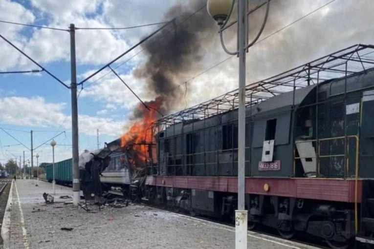 RUSKI NAPAD BEZ PRESEDANA: Napadnuta železnička stanica u ukrajinskom gradu - među povređenima i deca (VIDEO)