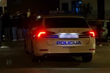 MUŠKARAC SA PUŠKOM STAJAO NA STANICI! Ljudi se razbežali, a on ušao u autobus! (FOTO)