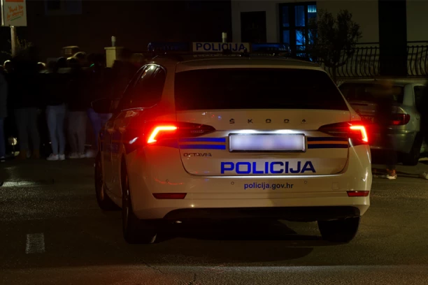 POVREĐENE DVE OSOBE U UDESU! Sudarili se automobil i traktor!