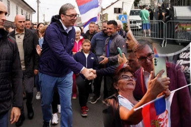DA NAUČE KAKO SE SLAMA OBOJENA REVOLUCIJA: Za Vučićevu knjigu otimaće se svetski lideri!