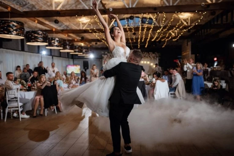 Mladenci se zaigrali na svadbi: Gostima priredili prvu bračnu noć uživo (VIDEO)