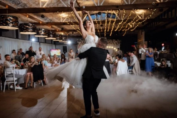 SKANDAL! Gošća tražila da joj mladenci plate dadilju da bi došla na venčanje - usledio je njen odgovor!