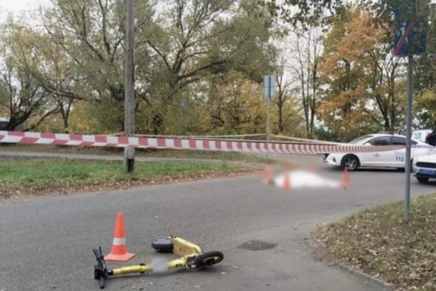 KAMION UDARIO DEČAKA NA TROTINETU: Tinejdžer preminuo na mestu nesreće