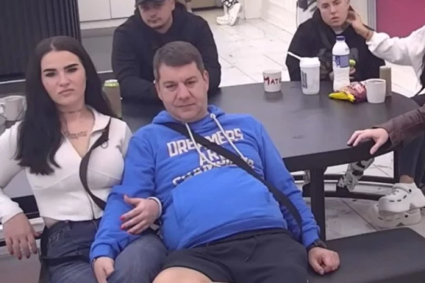 PRŠTE STRASTI NA SVE STRANE! Ivan Marinković i Sandra Todić sve prisniji, on joj gurnio ruku među noge!