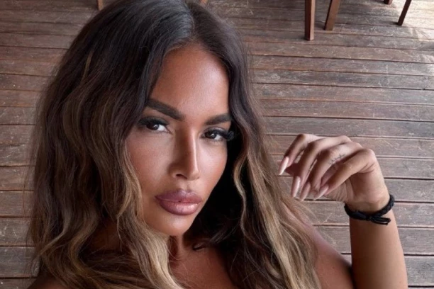 IMALA ROMANSU SA BIVŠIM TENISEROM, A ONDA SMUVALA FUDBALERA! Od izgleda ove manekenke padaju vilice!