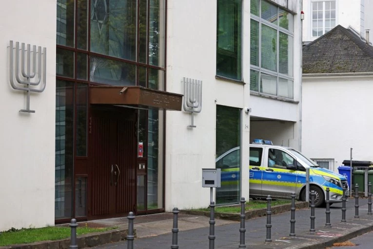 JEVREJSKA ZAJEDNICA POD OPSADOM: Vernici zaključani u sinagogi u Bonu