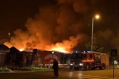 GORI PIJACA "ARIZONA"! Vatrogasci se bore sa buktinjom,: Plamen progutao prvi red tezgi! (VIDEO)