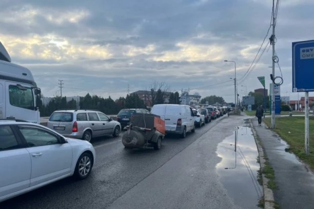 OPREZ AKO PUTUJETE! Velike gužve na putnim pravcima i granicama