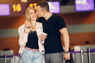 Na aerodromu se opraštala od dečka, kada je sa leđa prišao ON - scena koju svi gledaju u neverici (VIDEO)