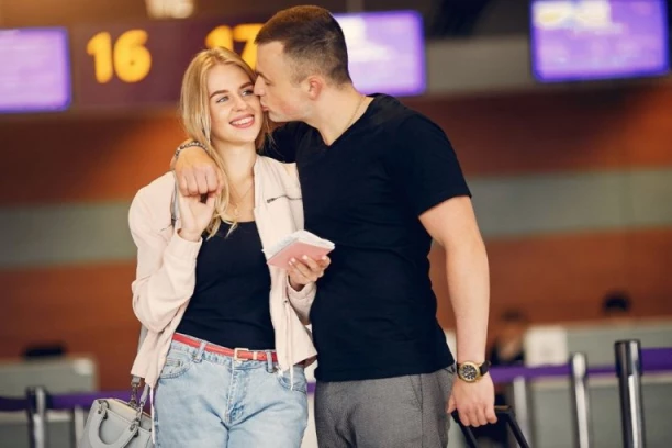Na aerodromu se opraštala od dečka, kada je sa leđa prišao ON - scena koju svi gledaju u neverici (VIDEO)