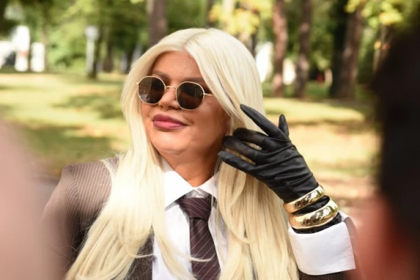 DEČKO DARE BUBAMARE SLETEO PRIVATNIM AVIONOM NA NASTUP! 24 godine mlađi biznismen stigao SA JEDNIM CILJEM!