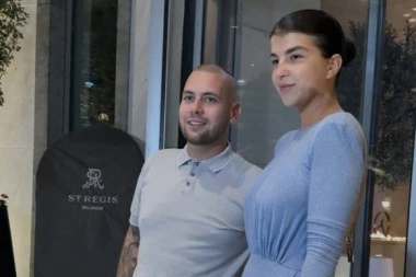 ĐANIJEV SIN STIGAO SA SUPRUGOM NA SLAVLJE KOD VIKI MILJKOVIĆ! Svi gledaju u njen detalj na leđima! (VIDEO)