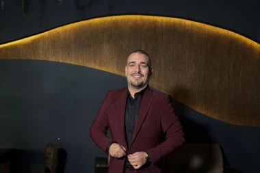 EMOTIVNI KADROVI DARKA LAZIĆA SA ĆERKOM! Mala Srna prvi put pred kamerama! (VIDEO)