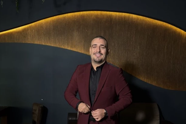 EMOTIVNI KADROVI DARKA LAZIĆA SA ĆERKOM! Mala Srna prvi put pred kamerama! (VIDEO)