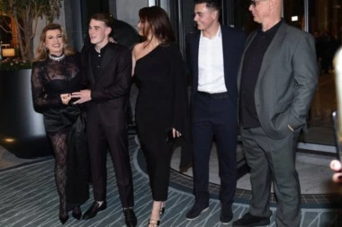 TAŠKETOVA ĆERKA IZ PRVOG BRAKA PRVI PUT U JAVNOSTI: Prisutnima popadale vilice kad su je ugledali pored Viki! (FOTO)