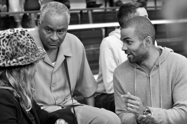 UMRO TONI PARKER: Košarkaški svet zavijen u crno